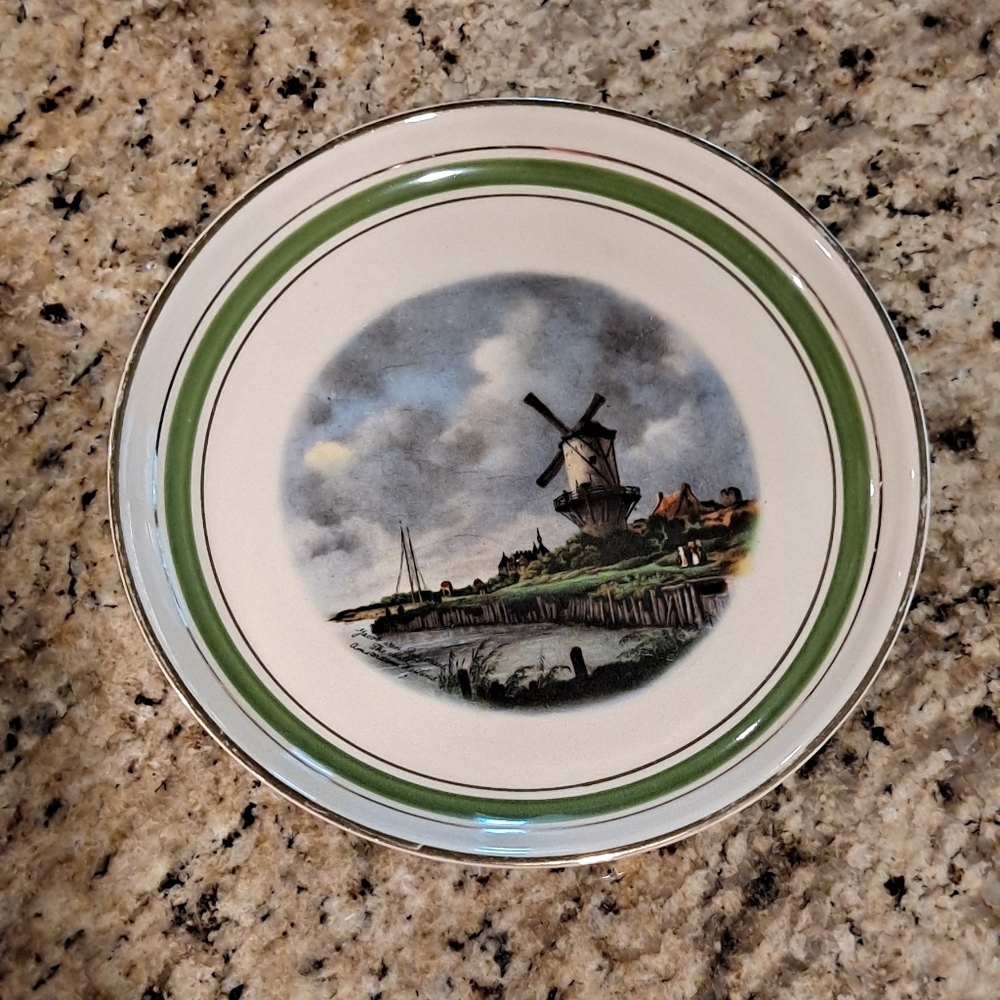 Vintage HYALYN 8" Windmill Plate